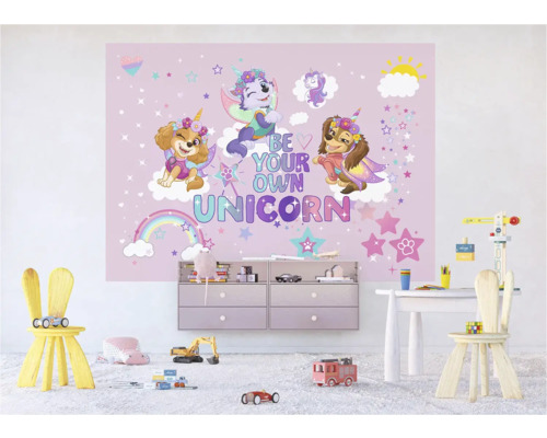 Kinderzimmer mit Wandbild mit dem Schriftzug Sei dein eigenes Einhorn, Kommode und Spielzeug