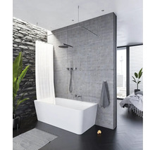 Modernes Badezimmer mit freistehender Badewanne, Duschvorhang und grauer Wandgestaltung