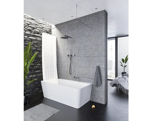 Modernes Badezimmer mit freistehender Badewanne, Duschvorhang und grauer Wandgestaltung