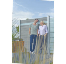 Paar an einem Sichtschutzzaun aus Kunststoff mit Aluminiumpfosten