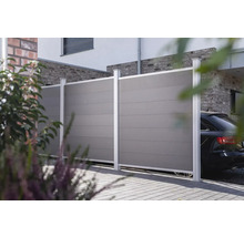 Sichtschutzzaun aus Holz und Metall im Außenbereich