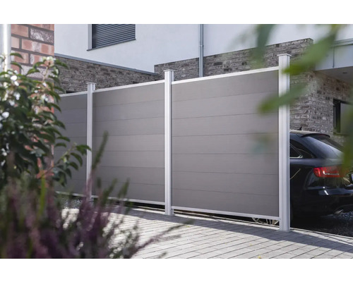 Sichtschutzzaun im Außenbereich mit einem Auto im Hintergrund