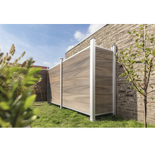 Gartenzaun aus Holz und Metall auf einer Rasenfläche