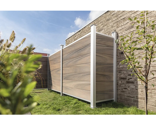 Gartenzaun aus Holz und Metall auf einer Rasenfläche