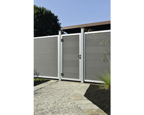 Gartenzaun mit Tür und Kiesweg