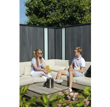 Szene mit einer Loungegruppe, einem Tischgrill und einem Sichtschutzzaun im Garten.