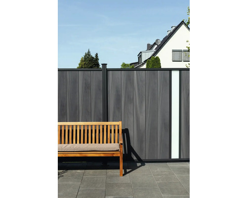 Garten mit Holzzaun und Holzbank mit Kissen