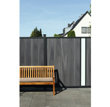 Gartenbank vor modernem Zaun mit Glaselement