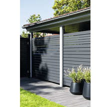 Moderner grauer Sichtschutzzaun mit horizontalen Lamellen vor einem Carport