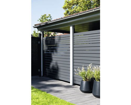 Moderner grauer Sichtschutzzaun mit horizontalen Lamellen vor einem Carport