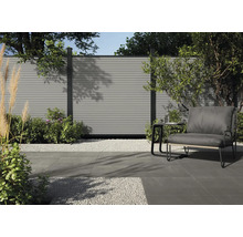 Moderne Gartenszene mit Zaunelementen, Kiesweg, Sitzgelegenheit und Pflanzen