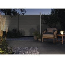 Szene mit einem Gartenbereich, der mit einem Zaun, LED-Leuchten und Gartenmöbeln ausgestattet ist