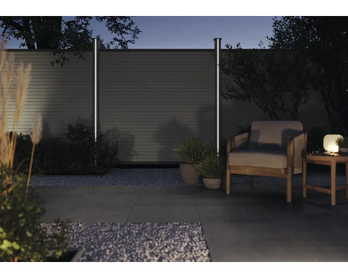 Szene mit einem Gartenbereich, der mit einem Zaun, LED-Leuchten und Gartenmöbeln ausgestattet ist
