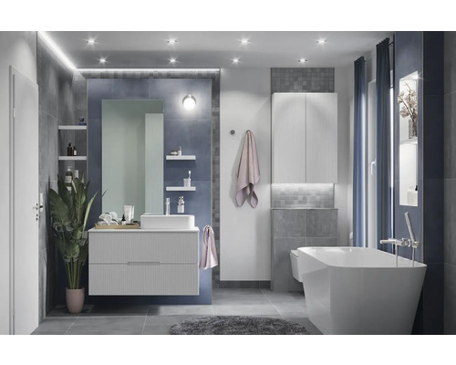 Wand- und Bodenfliese Urbex navy matt 60x60x0,95cm Modernes Badezimmer mit Waschtisch, Spiegel, Badewanne und Beleuchtung