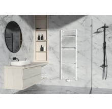 Modernes Badezimmer mit Waschtisch, Spiegel, Heizkörper und Dusche vor Marmorwand