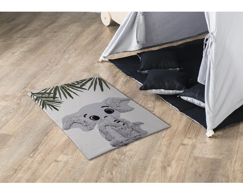 Spielzimmer mit Teppich mit Elefantenmotiv, Spielzelt und Kissen.