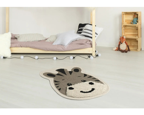 Dekorativer Teppich mit Tigergesicht im Kinderzimmer.