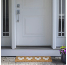 Fußmatte mit Herzmotiven vor einer Haustür