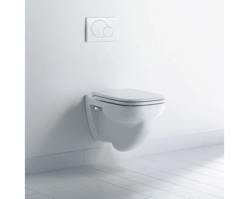 Wandhängendes WC mit Betätigungsplatte im Badezimmer