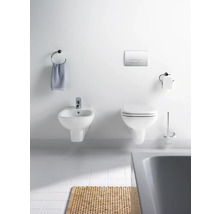 Badezimmer mit Bidet, Wand-WC, Betätigungsplatte, Handtuchring, Toilettenpapierhalter und Badewanne