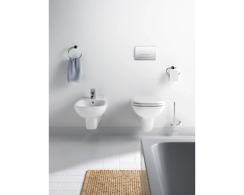 Badezimmer mit Bidet, Wand-WC, Betätigungsplatte, Handtuchring, Toilettenpapierhalter und Badewanne