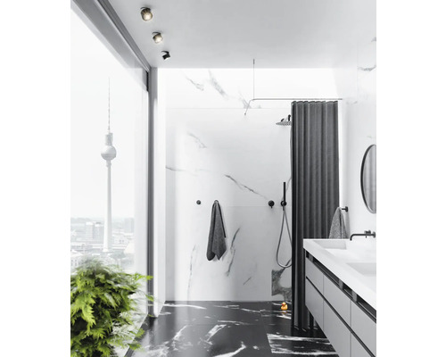 Modernes Badezimmer mit Marmorwänden, Dusche, Waschbecken und Blick auf den Berliner Fernsehturm