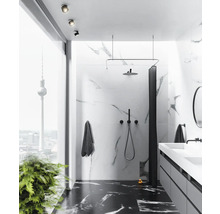 Modernes Badezimmer mit Marmorfliesen, Dusche, Waschtisch und Blick auf den Berliner Fernsehturm