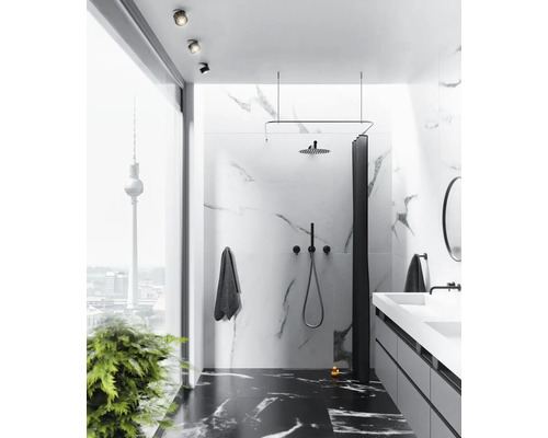 Modernes Badezimmer mit Marmorfliesen, Dusche, Waschtisch und Blick auf den Berliner Fernsehturm