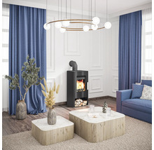 Wohnzimmer mit Kaminofen, Couch und Dekoration