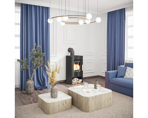 Wohnzimmer mit Kaminofen, Couch und Dekoration