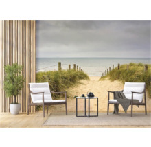 Dekorative Wohnraumszene mit Strandtapete, Sesseln und Beistelltisch