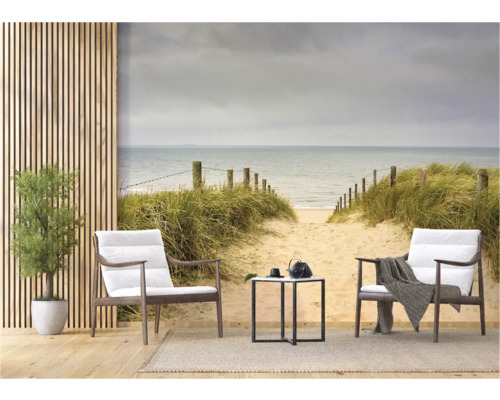 Dekorative Wohnraumszene mit Strandtapete, Sesseln und Beistelltisch