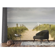 Innenraum mit Fototapete mit Strandmotiv, Sessel und Beistelltisch