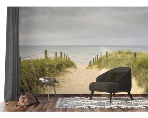 Innenraum mit Fototapete mit Strandmotiv, Sessel und Beistelltisch
