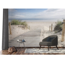 Helles Zimmer mit Strandtapete, Sessel, Teppich und Beistelltisch