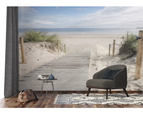 Helles Zimmer mit Strandtapete, Sessel, Teppich und Beistelltisch