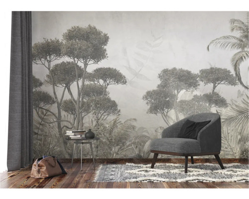 Wohnzimmer mit Sessel, Beistelltisch, Teppich und einer Tapete mit Baummotiv
