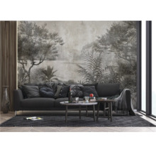 Wohnzimmer mit grauer Couch, Couchtisch und Wandtapete mit Landschaftsmotiv.