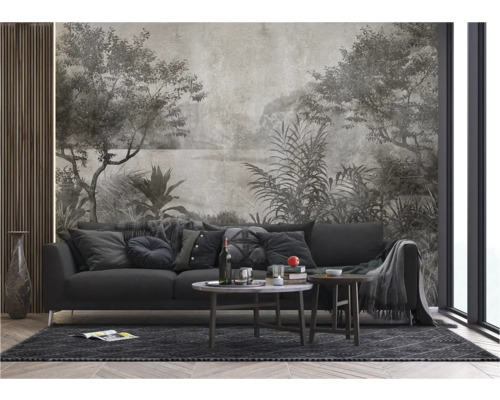 Wohnzimmer mit grauer Couch, Couchtisch und Wandtapete mit Landschaftsmotiv.