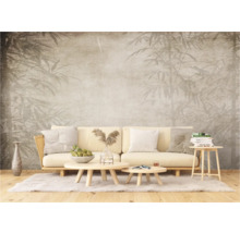Wohnzimmer mit Sofa vor einer Wandtapete mit Bambusmuster