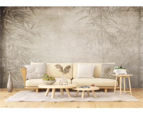 Wohnzimmer mit Sofa vor einer Wandtapete mit Bambusmuster