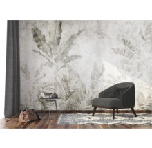 Wohnzimmer mit gemusterter Tapete, Sessel und Teppich