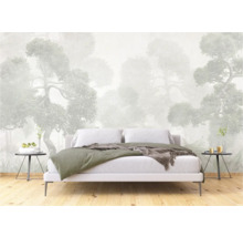 Schlafzimmer mit Fototapete mit Waldmotiv hinter einem Bett