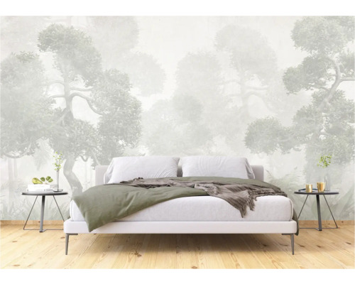 Schlafzimmer mit Fototapete mit Waldmotiv hinter einem Bett