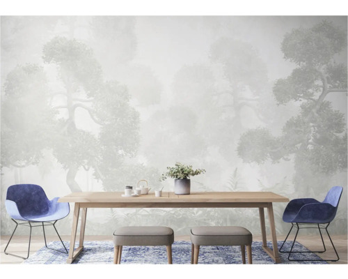 Esszimmer mit Holztisch, Stühlen und Waldtapete für eine helle Atmosphäre