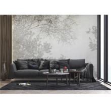 Wohnzimmer mit Sofa, Couchtisch und gemusterter Tapete