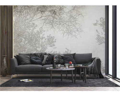 Wohnzimmer mit Sofa, Couchtisch und gemusterter Tapete