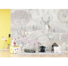 Szene mit einer Waldtapete im Kinderzimmer, dekoriert mit einem Teddybären, Kissen und Spielzeug