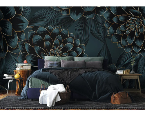 Schlafzimmer mit Blumenmustertapete und Bett