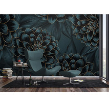 Wohnzimmer mit Blumendesign Tapete, Sessel und Beistelltisch
